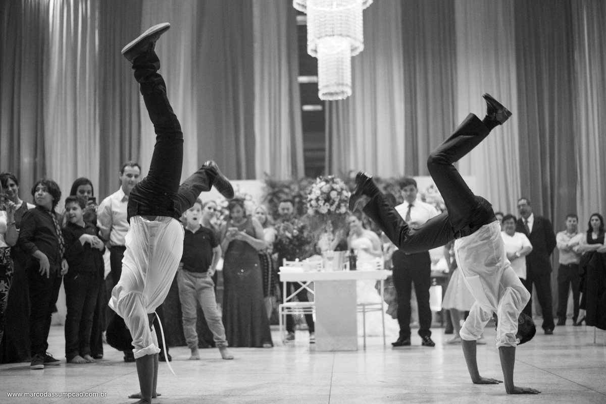 noivo e amigos jogando capoeira durante a festa