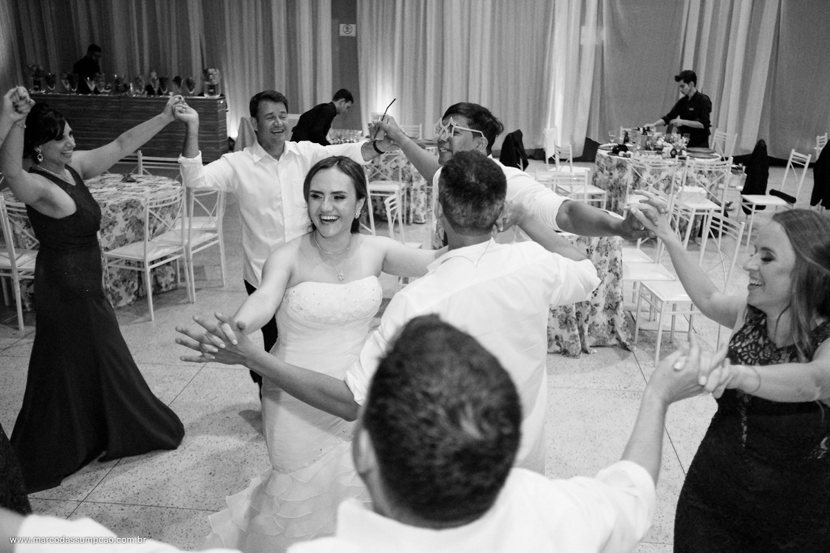 amigos se abracando durante a festa de casamento em foto preto e branco