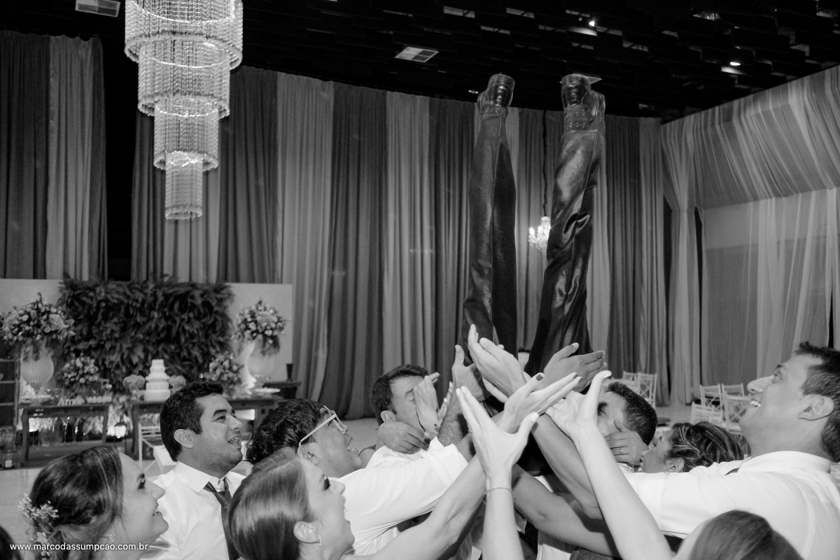 amigos jogando noivo pra cima com as pernas para o alto