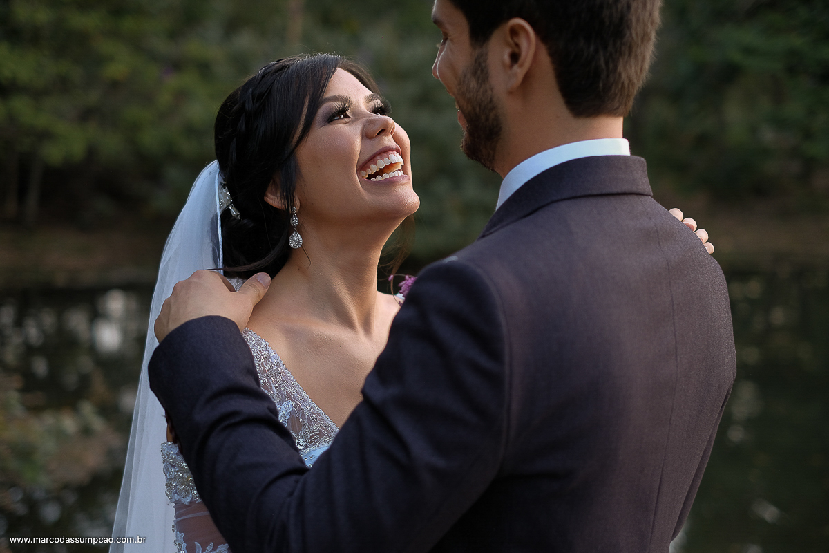 noivos se olhando em meio  a natureza