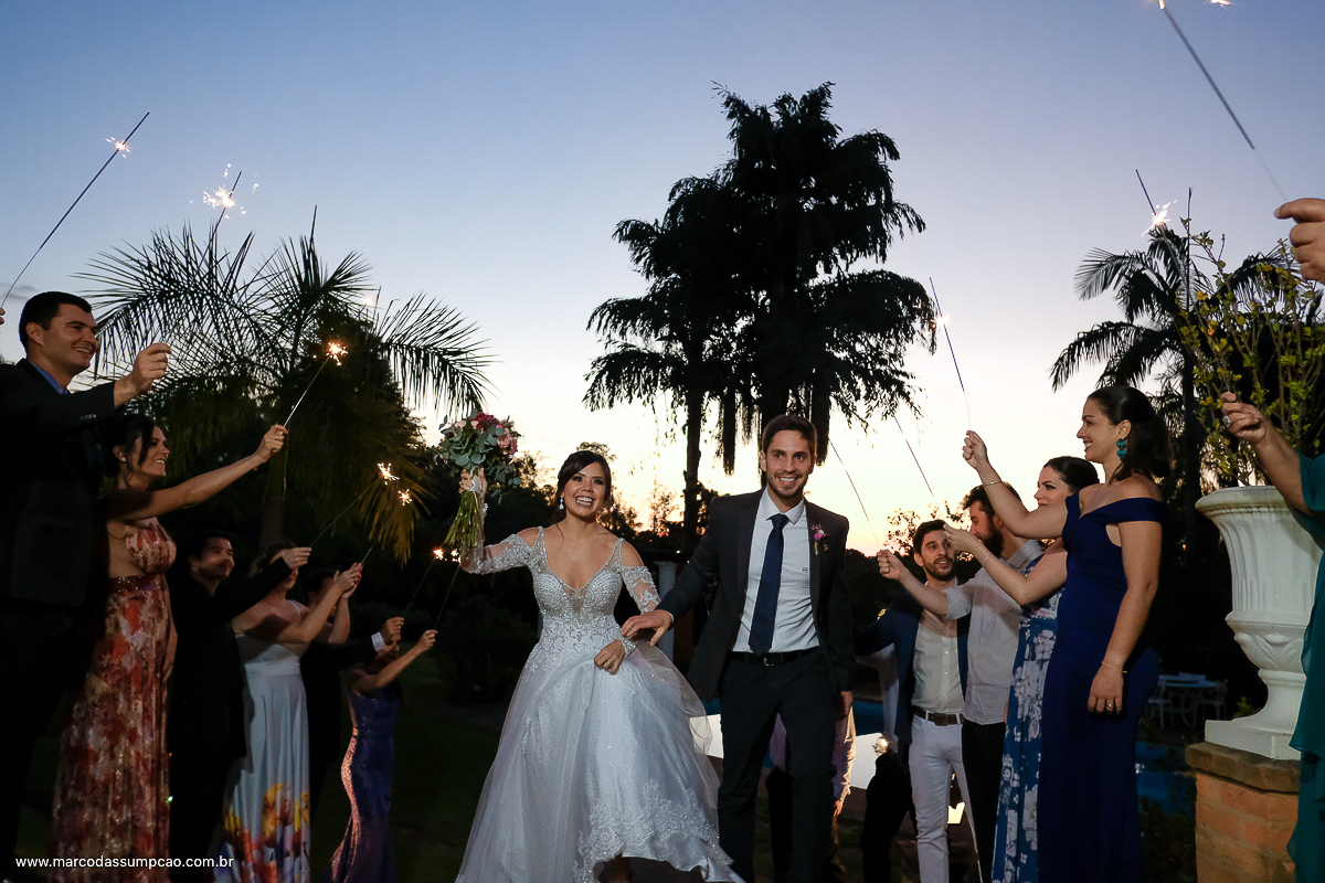 noivos entrabndo e sendo recebidos pelos padrinhos subindo as escadas