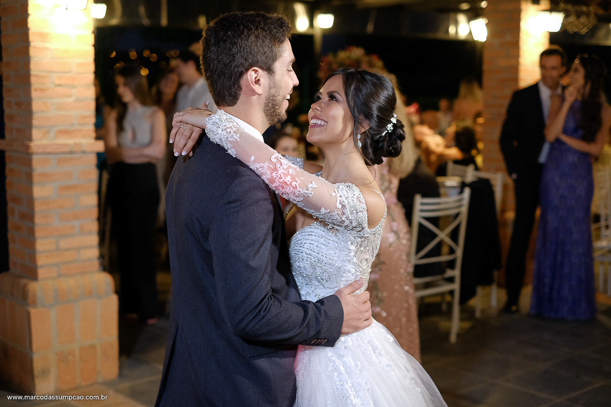 noivos dancando