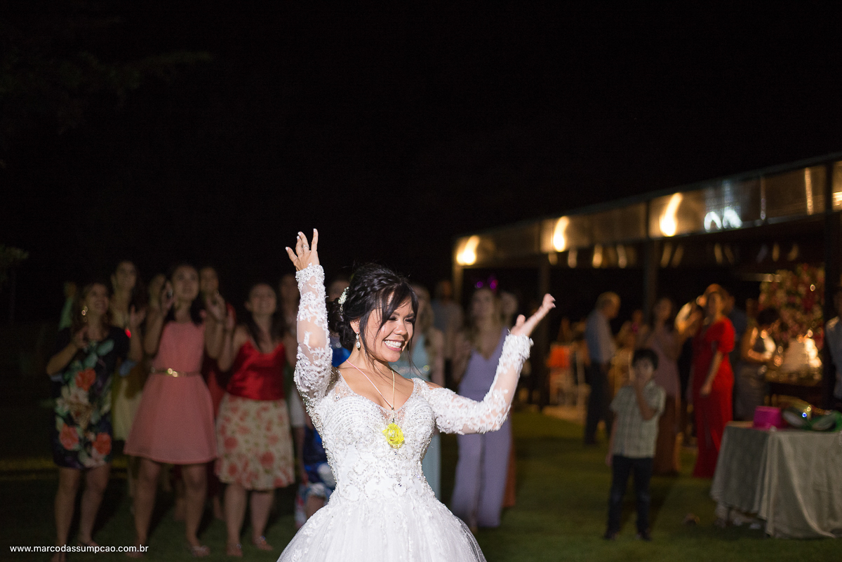 noiva jogando o buque