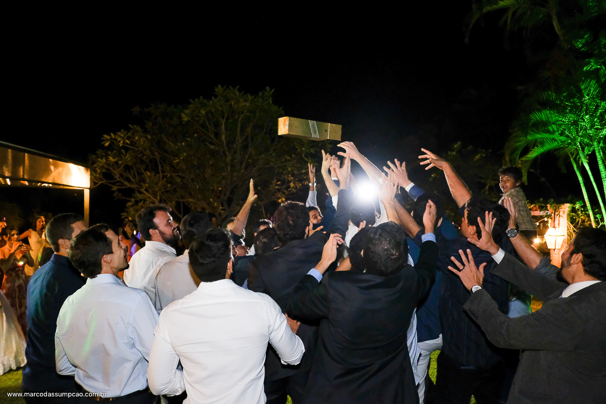 padrinhos pegando a caixa de whyski