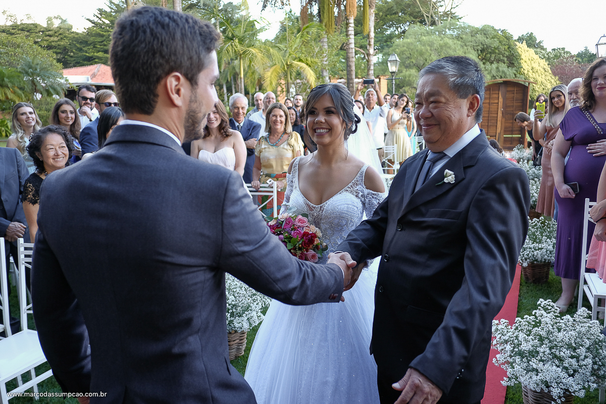 pai cumprimentando o noivo entregando a sua filha para o casamento