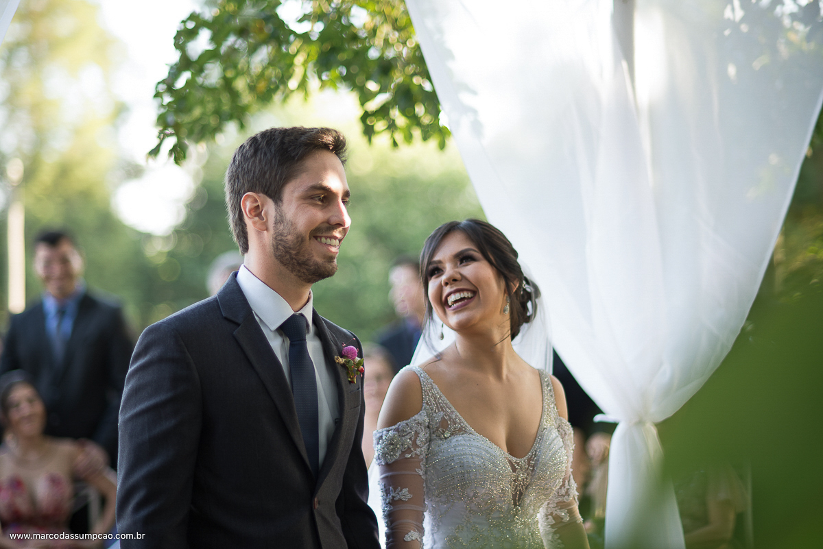 noivos se olhando e sorrindo