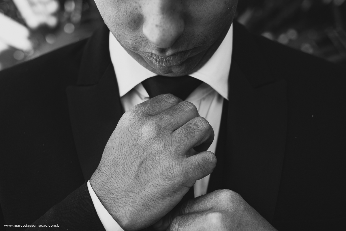 noivo arrumando a gravata