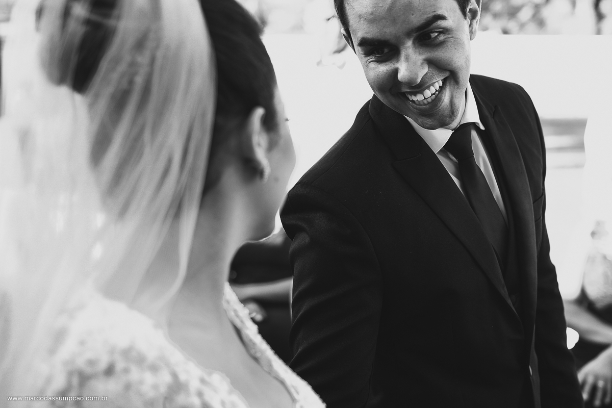 noivo dando um sorriso para a noiva