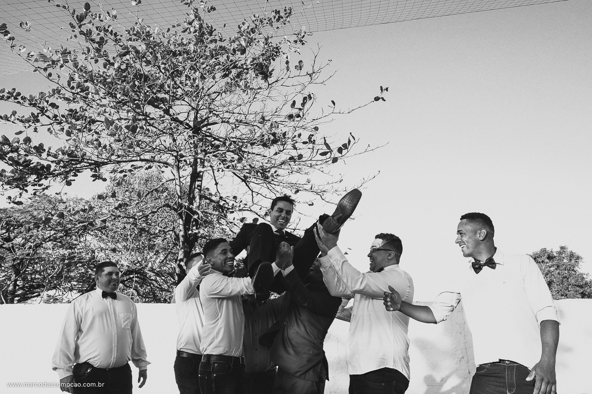 noivo sendo jogado pra cima pelos padrinhos