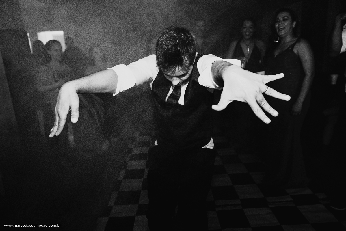 noivo e amigos dancando na pista