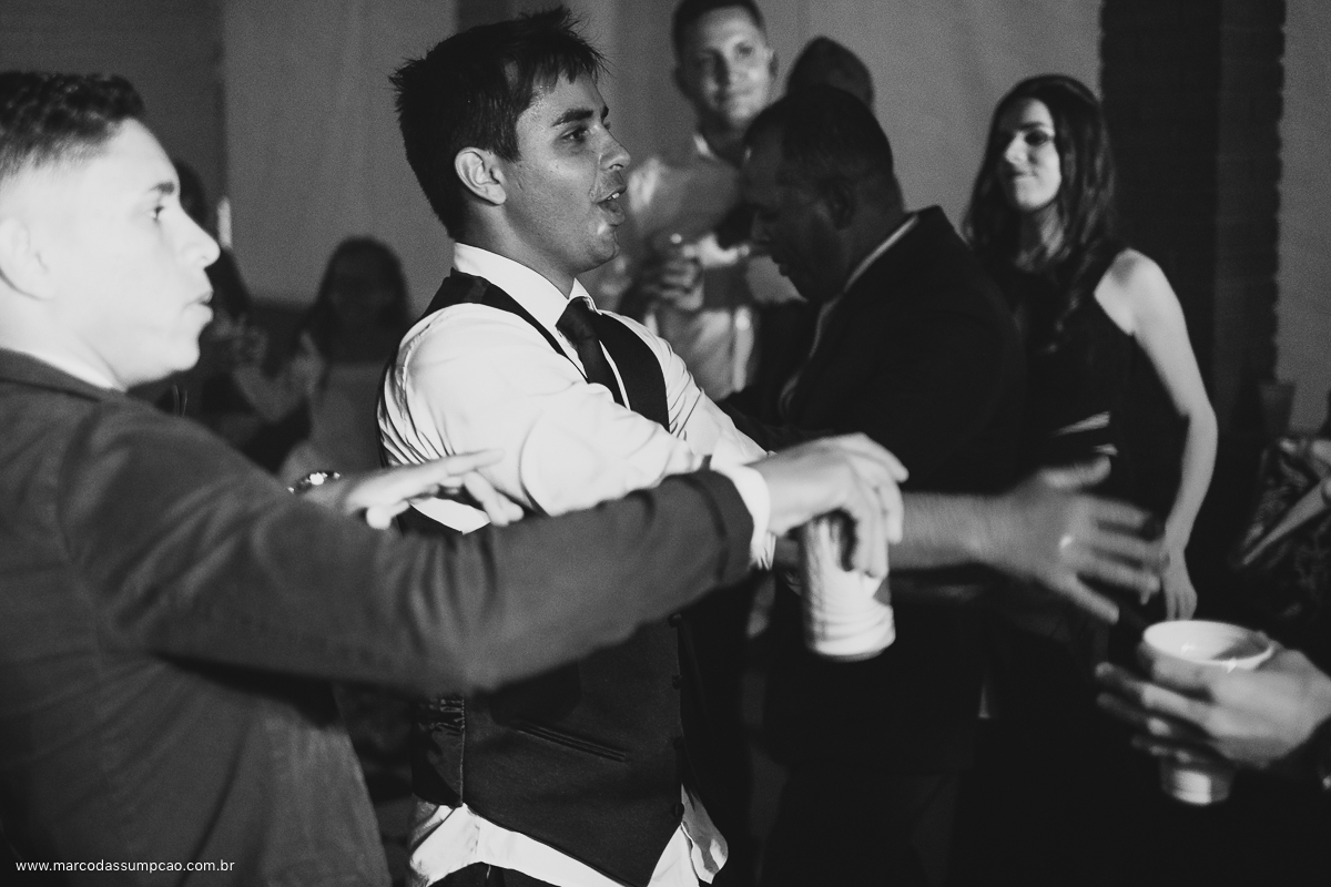 noivo e amigos dancando na pista