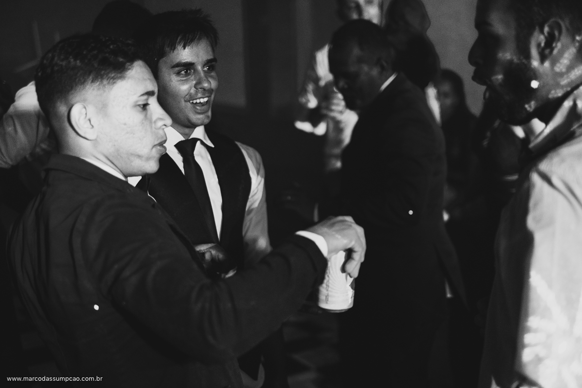 noivo e amigos dancando na pista