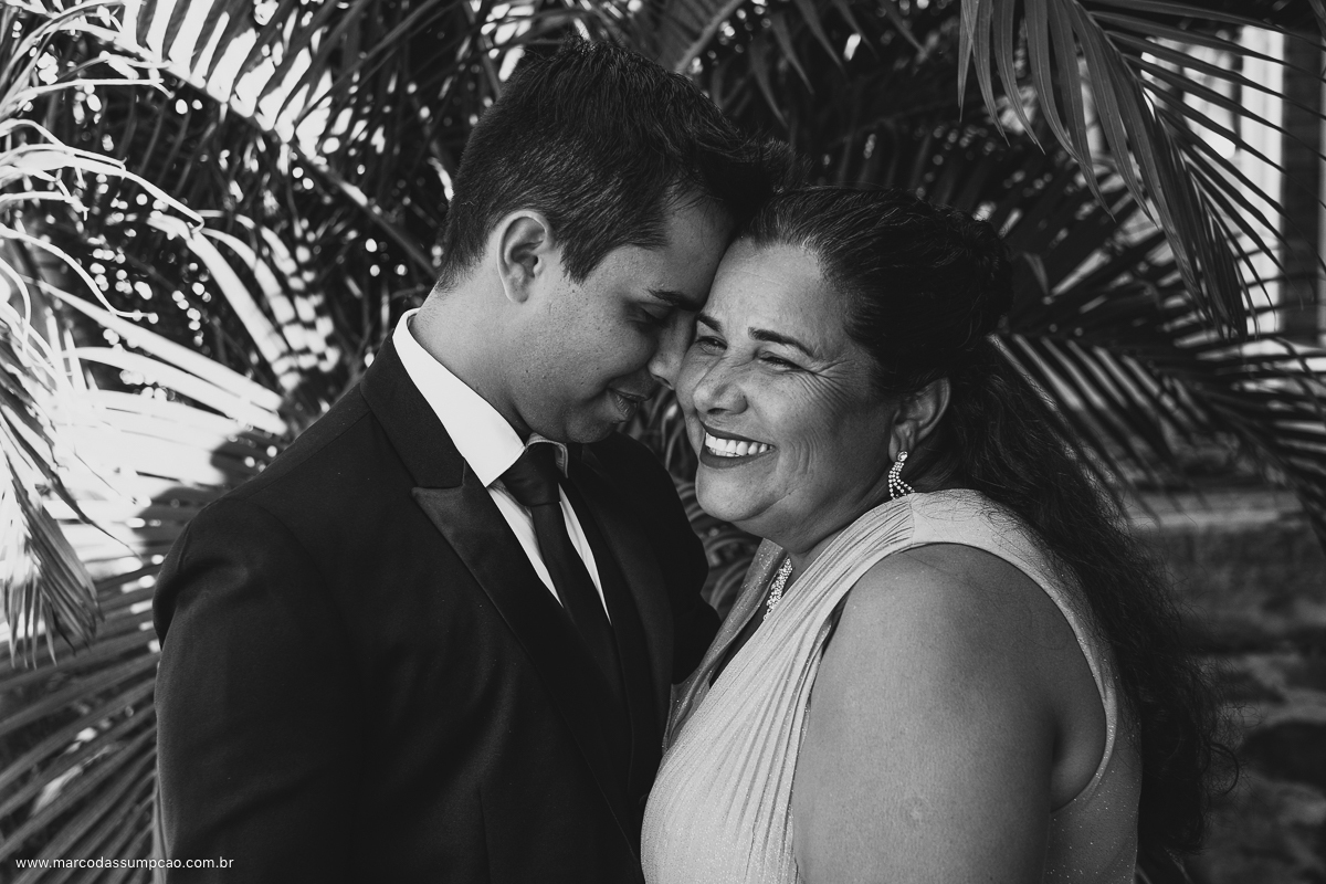 mae do noivo fazendo carinho no filho