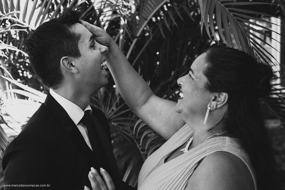 mae do noivo dando carinho par ao filho