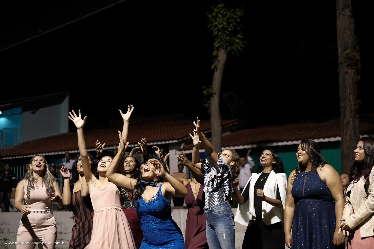 mulheres esperando para pegar o buque