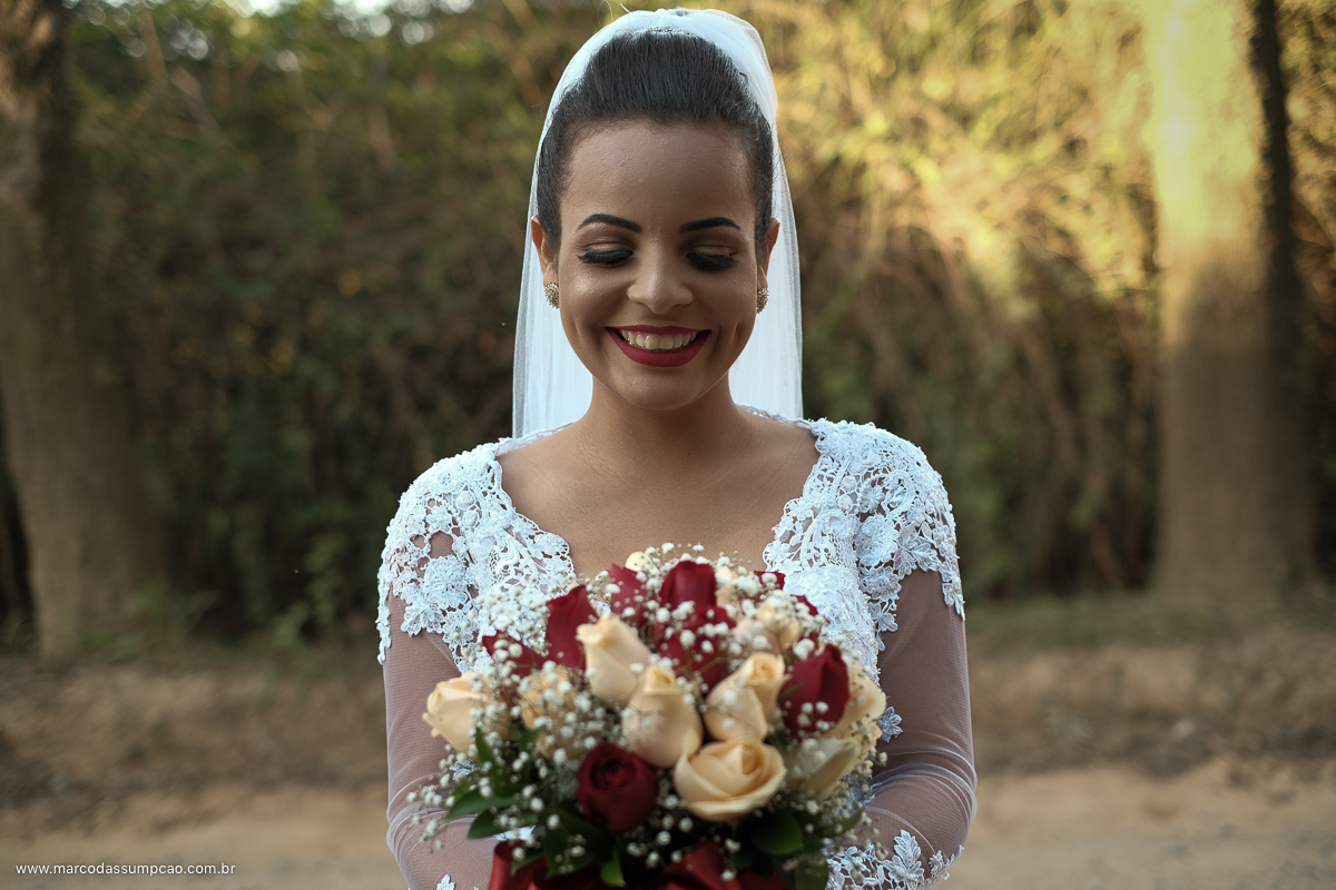 noiva segurando o buque