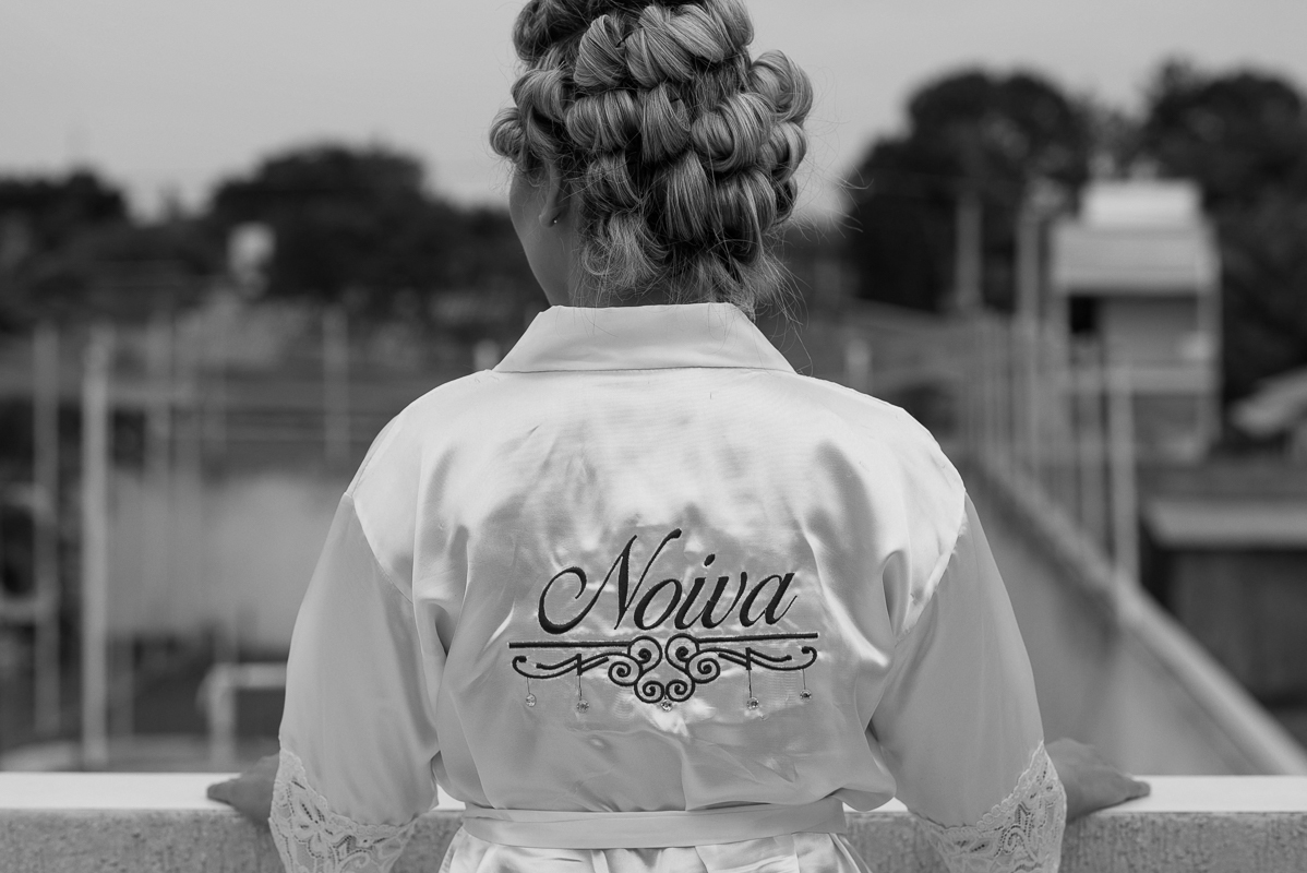 noiva de costas com roupao escrito noiva