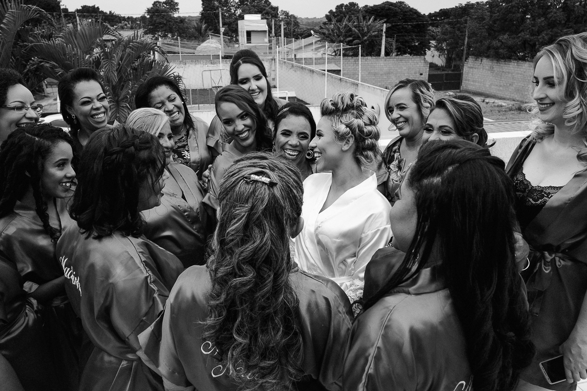 madrinhas em volta da noiva sorridente