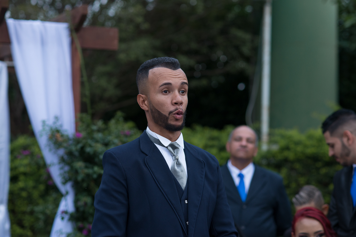 noivo surpreso com a entrada da noiva