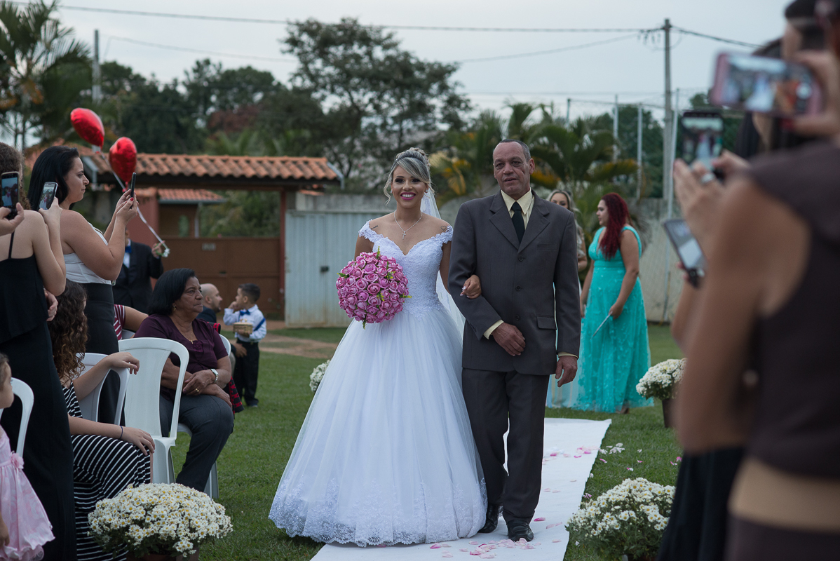 noiva entrando com seu pai