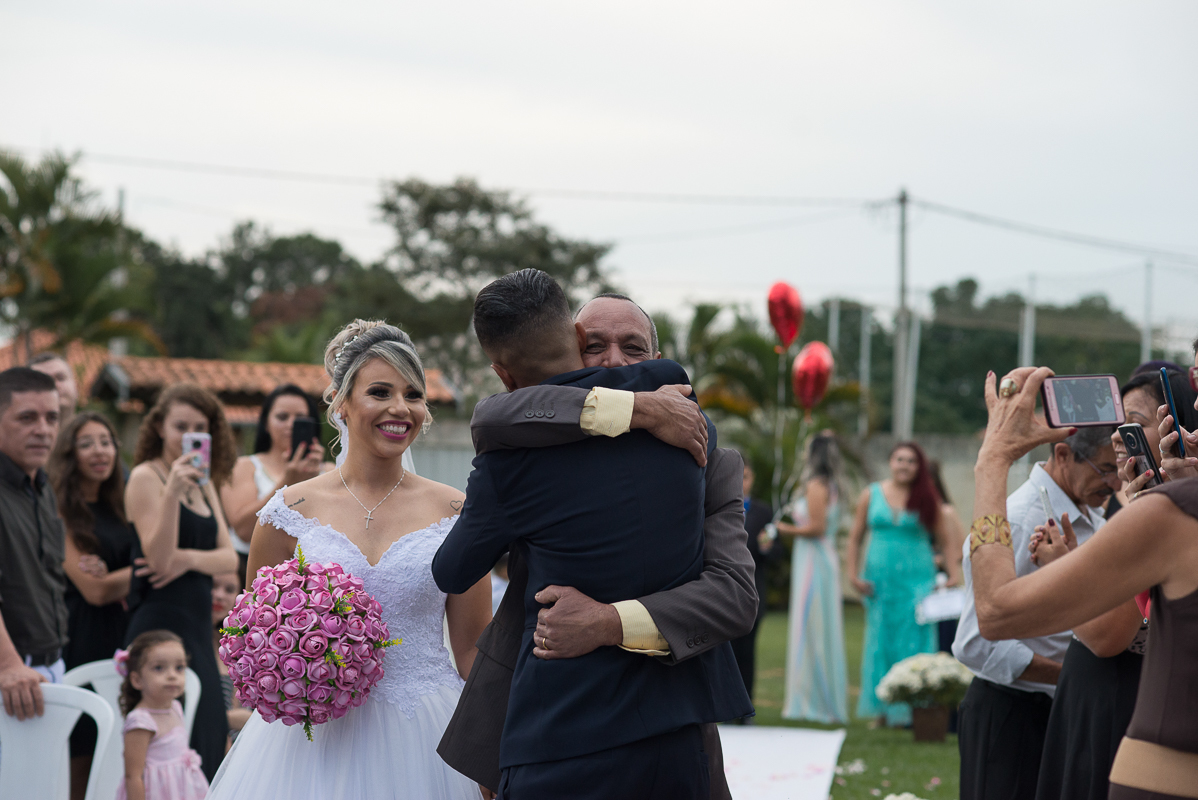 pai da noiva abracando o noivo