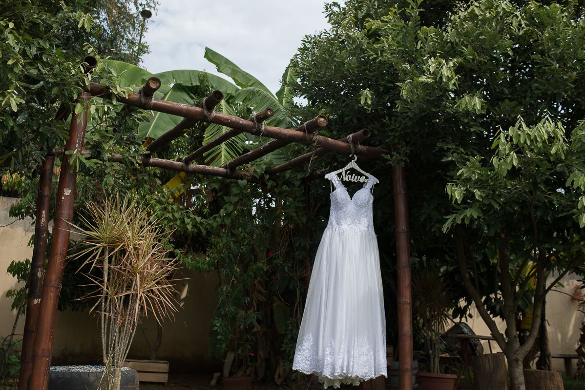 vestido da noiva pendurado no pergolado