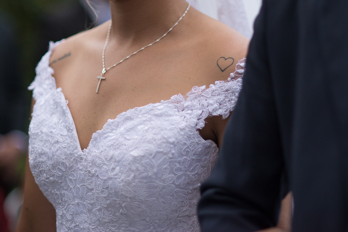 detalhe da tatuagem de coracao na noiva