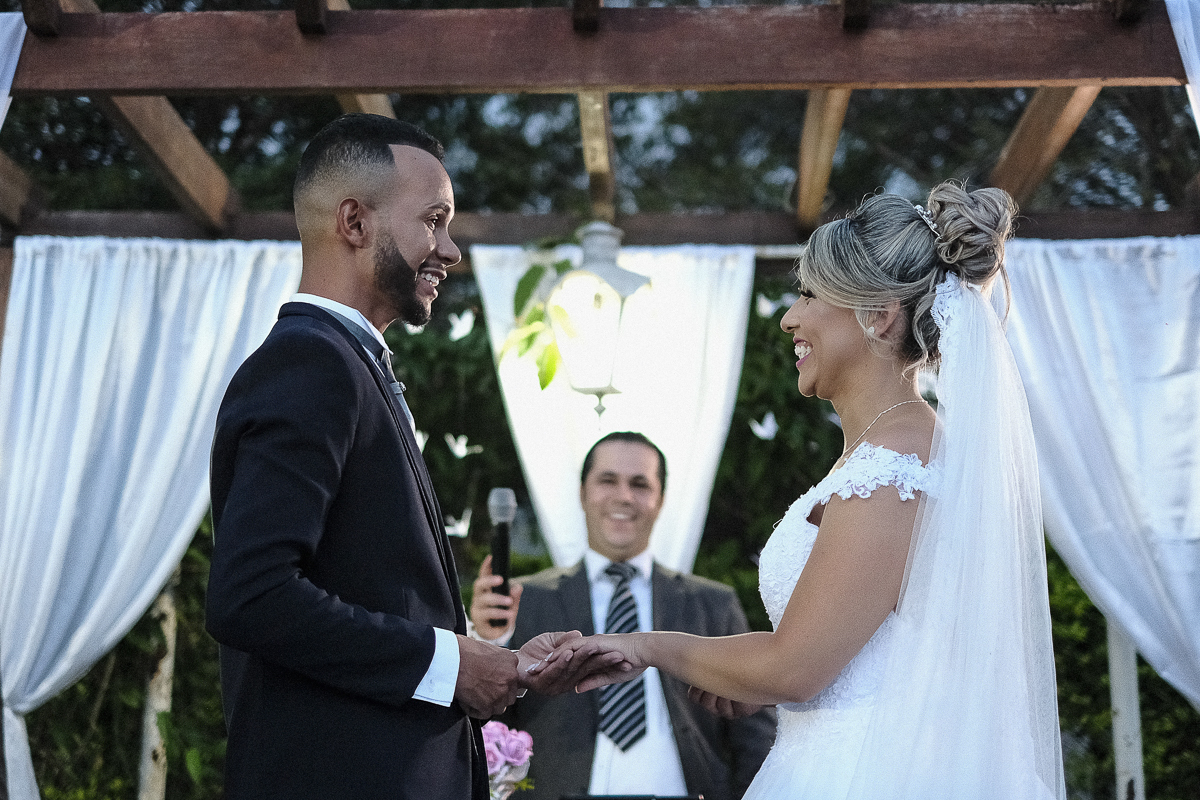 noivos de maos dadas sorrindo