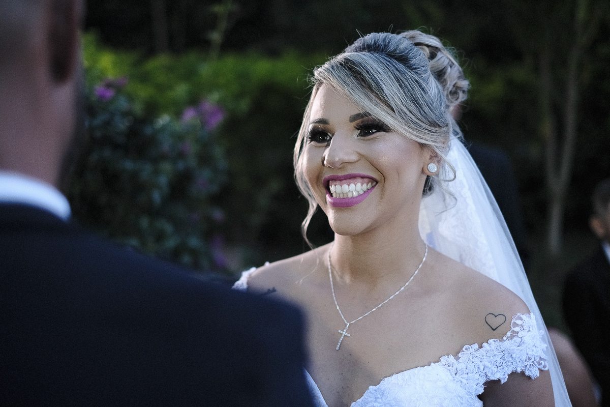 noiva sorrindo e olhando para o noivo