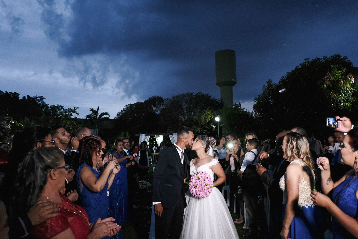 noivos se beijando na saida do casamento