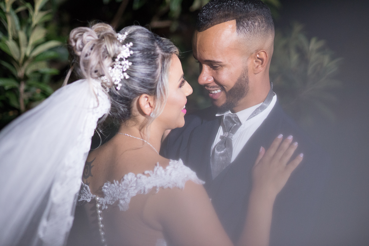 noivos se olhando e sorrindo