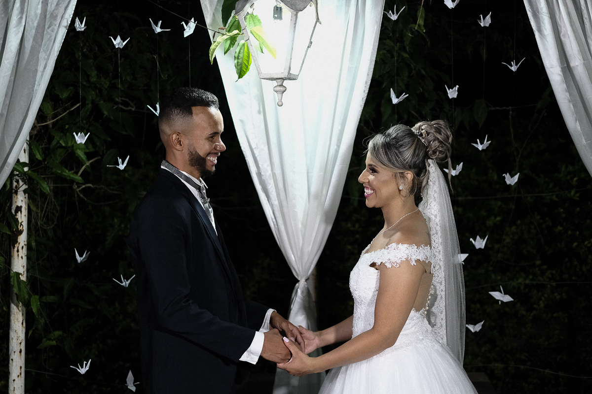 noivos de maos dadas e se olhando