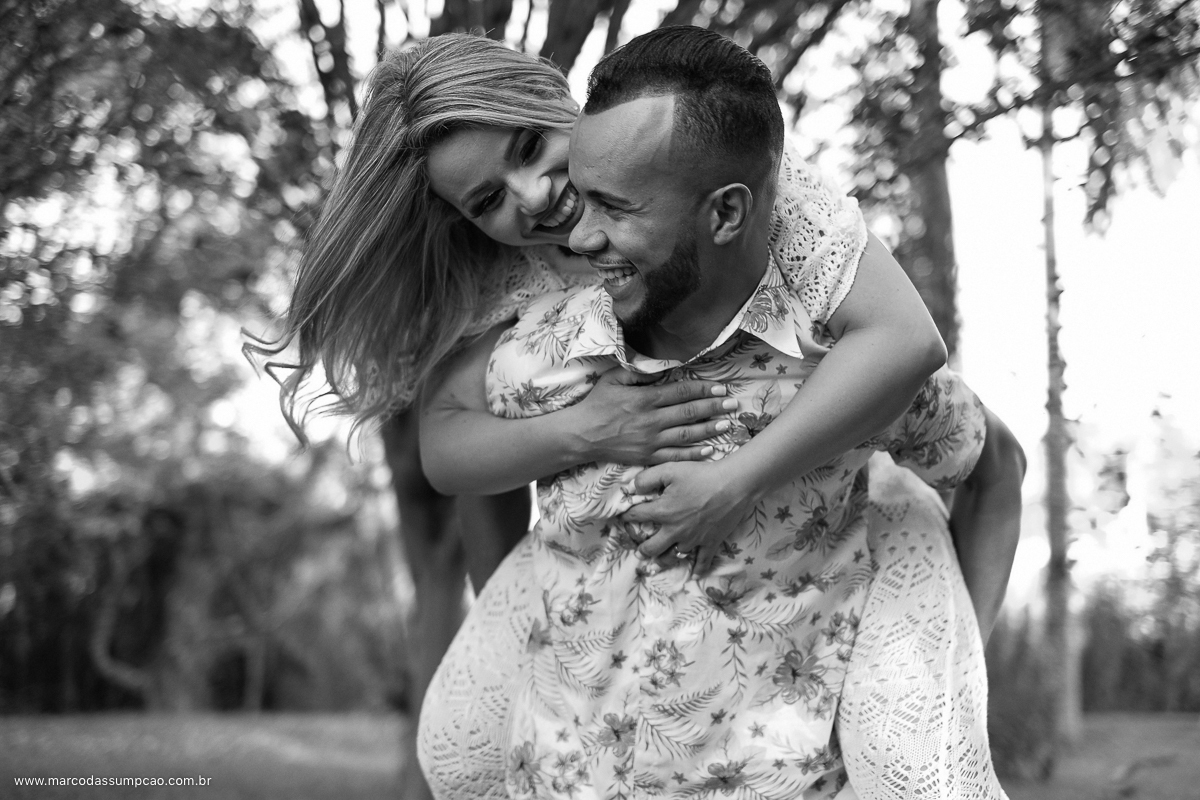 casal feliz com ela em cima das costas dele