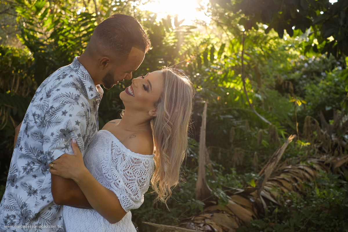 casal quase se beijando em meio a natureza