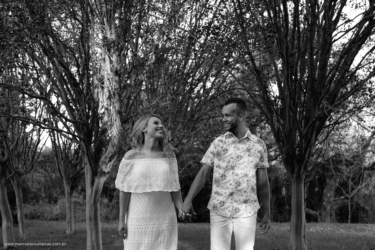 casal sorrindo de maos dadas