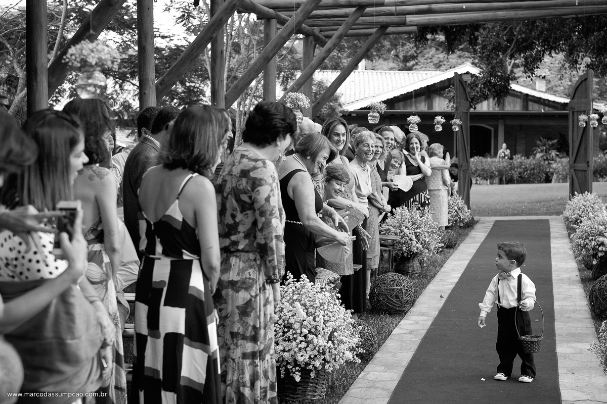 crianca jogando as flores para a entrada da noiva em indaiatuba