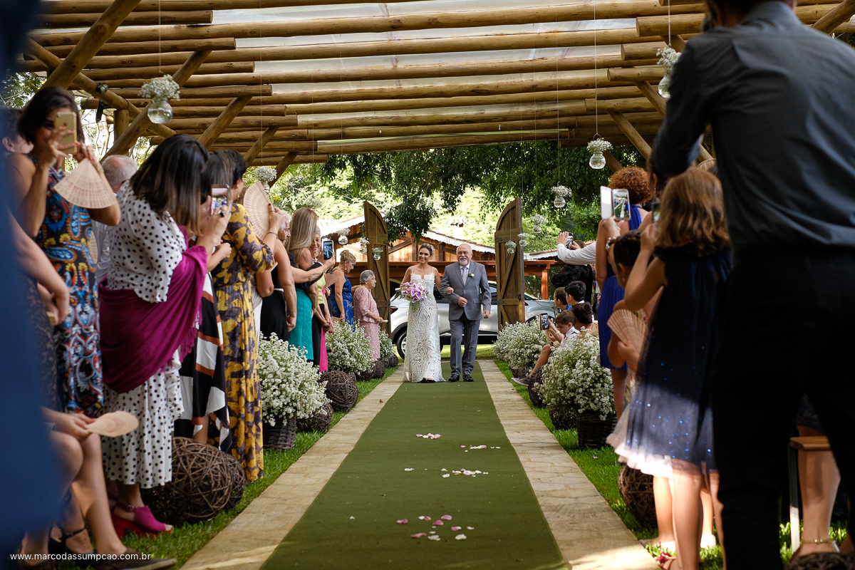 noiva entrando com seu pai no casamento em indaiatuba