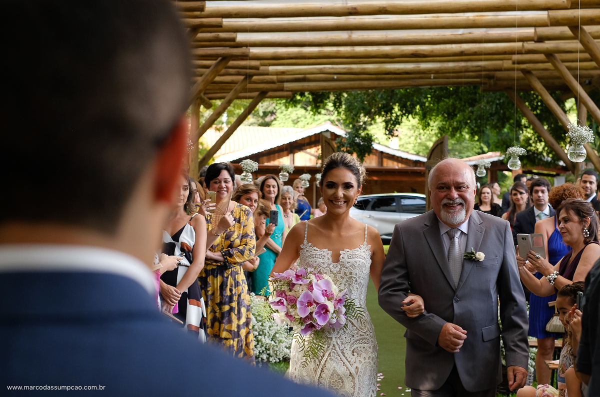 noiva olhando para o noivo pela peimeira vez