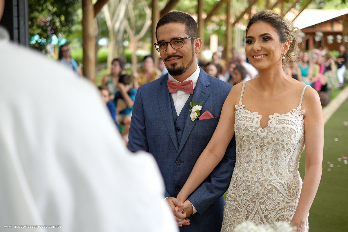 noivos sorrindo de maos dadas em indaiatuba