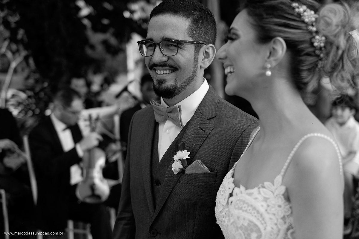 noiva sorrindo durante a cerimonia