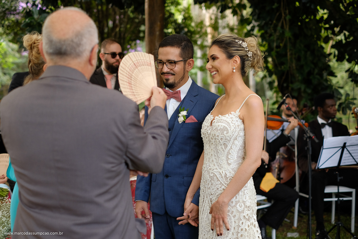 noiva sorrindo durante a cerimonia