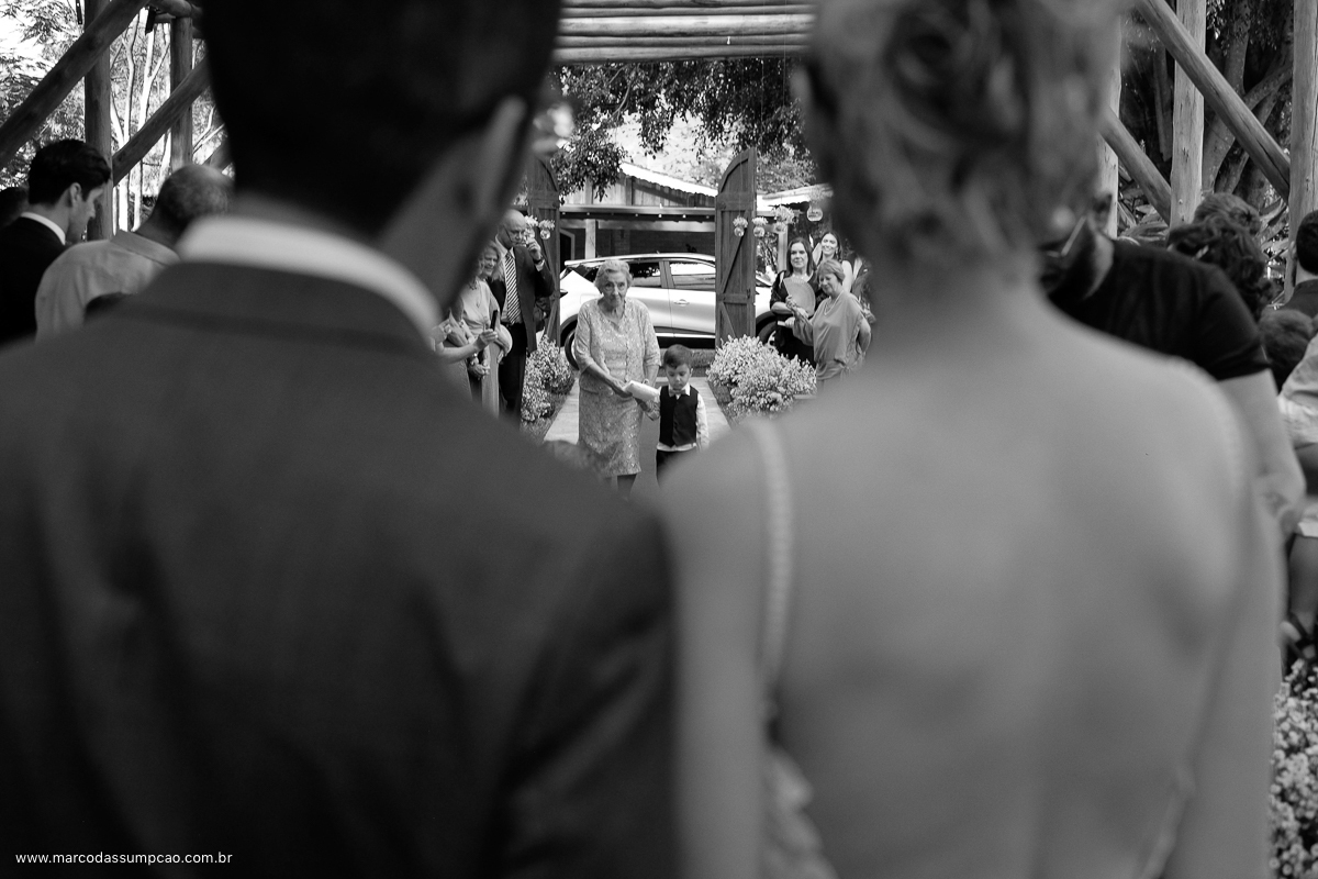 noivos esperando a chegada da alianca trazida pela avo e pelo filho