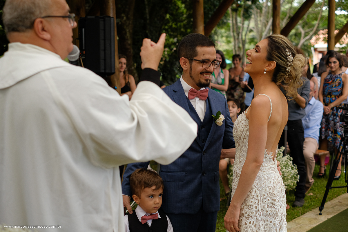 noiva sorrindo com seu filho encostado na perna do pai