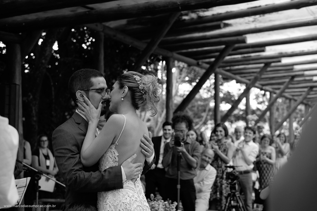 noivos se beijando no casamento em indaiatuba