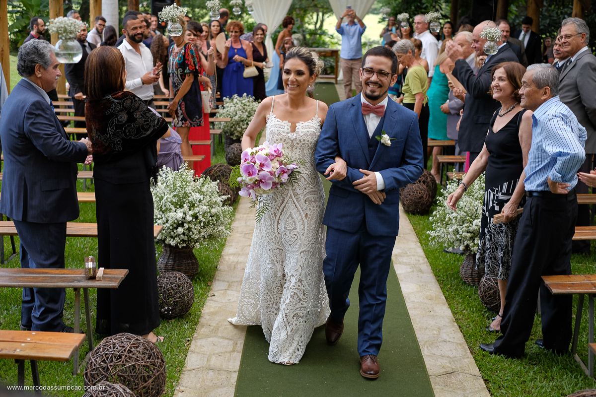 noivos saindo da cerimonia em indaiatuba