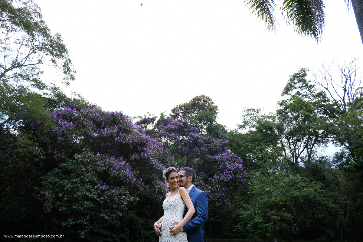 noivos sorrindo na sessao de fotos apos o casamento em indaiatuba