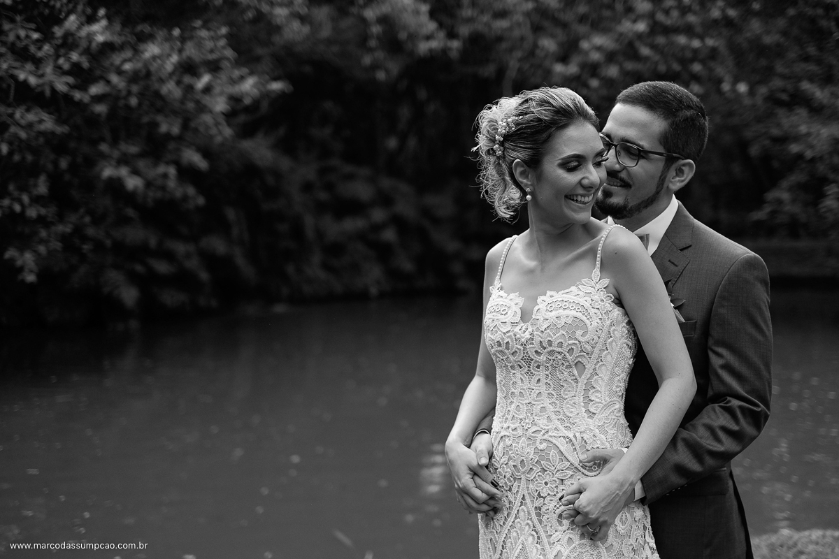 noivos sorrindo na sessao de fotos apos o casamento em indaiatuba
