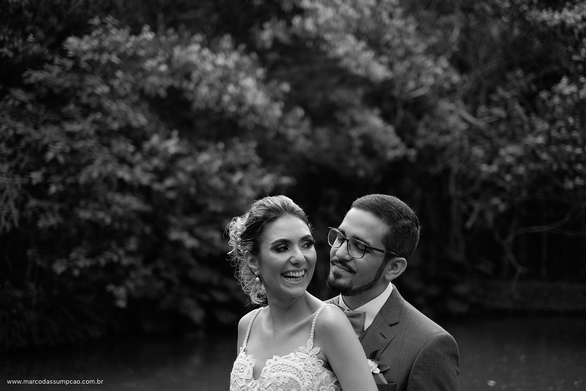 noivos sorrindo na sessao de fotos apos o casamento em indaiatuba