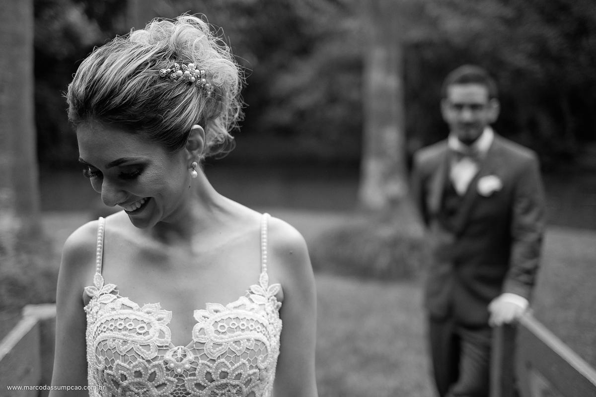 noivos sorrindo na sessao de fotos apos o casamento em indaiatuba