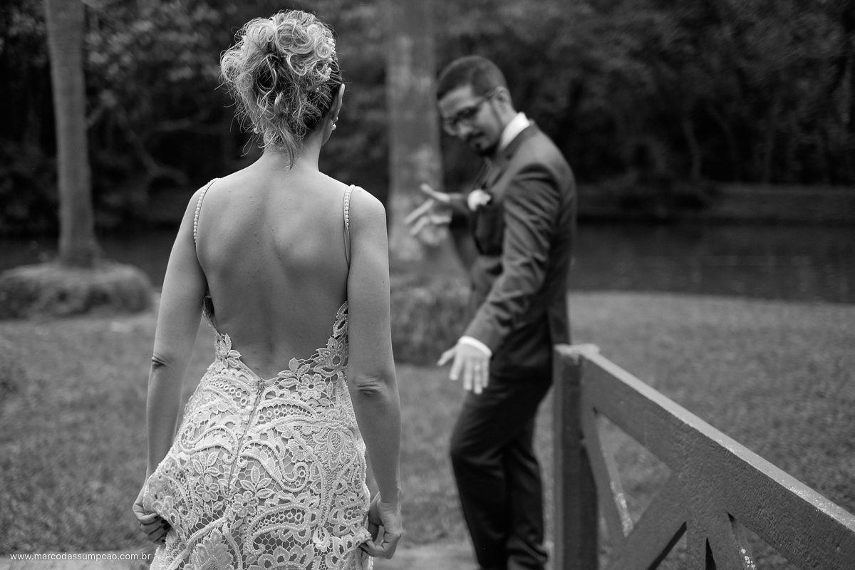 noivos sorrindo na sessao de fotos apos o casamento em indaiatuba